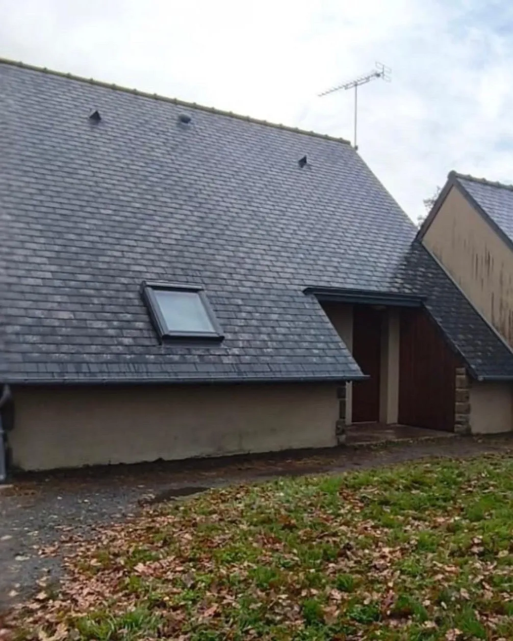 Après : toiture en ardoise avec fenêtre de toit, nettoyée